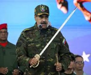 صحيفة إيه بى سى الإسبانية: رئيس فنزويلا يتحدى ترامب بـ زي عسكري وسيف