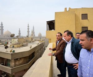 رئيس الوزراء يتفقد أعمال إعادة إحياء منطقة درب اللبانة (صور)