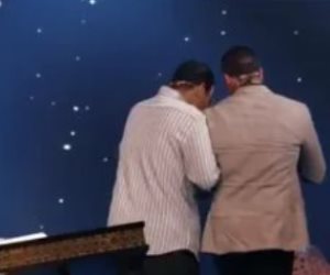 مصطفى حسنى يترك مقعده ليأخذ بيد المتسابق أحمد على ويوصله خارج الاستوديو