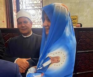 بطرحة عليها صورة السيدة مريم.. السفيرة نبيلة مكرم تزور السيد البدوي بطنطا