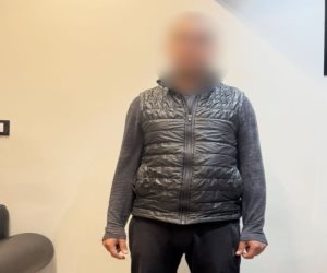 القبض على سائق يروج لبيع الصواعق الكهربائية بحوزته 7 صواعق وبخاخ غاز مسيل للدموع