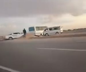 القبض على 3 سائقين عرضوا حياة المواطنيين للخطر بأحد الطرق السريعة فى مطروح 