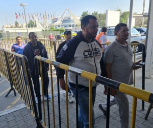 المصريون في الكويت يتوافدون للمشاركة بعملية إعادة التصويت بالمرحلة الأولى (صور)