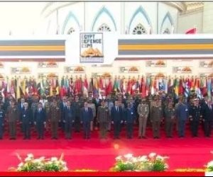 الرئيس السيسى يتوسط صورة تذكارية مع المشاركين فى معرض إيديكس 2025