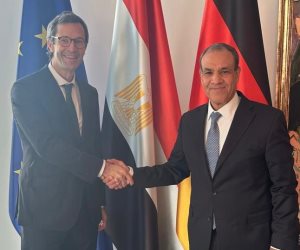 وزير الخارجية يلتقي مستشار الامن القومى بالمستشارية الألمانية