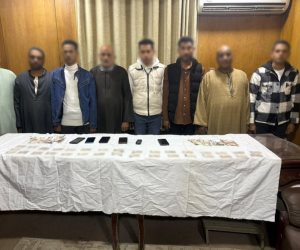 أمن سوهاج يضبط 8 أشخاص بمحيط دائرة انتخابية فى طما بحوزتهم بطاقات ناخبين ومبلغ مالى