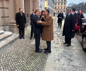 وزير الخارجية يلتقي رئيس لجنة العلاقات الخارجية بالبرلمان الألماني