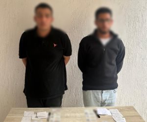 ضبط شخصان يوزعان كروت دعاية إنتخابية لمرشح بمحيط دائرة الرمل فى الإسكندرية 