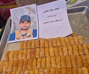 اهالي غزة يحتفلون بمقتل ياسر أبو شباب بتوزيع الحلوى.. فيديو وصور