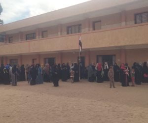 انتظام التصويت في لجان مركز قنا للإدلاء بأصواتهم في انتخابات مجلس النواب