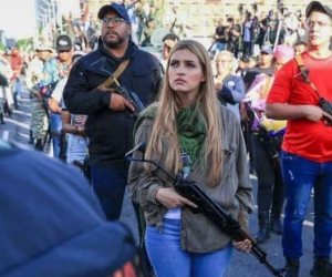 جميلات فنزويلا يحملن البنادق الآلية للتصدي لمواجهة ترامب