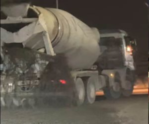 سقوط أسمنت من سيارة نقل بالمقطم في مقطع فيديو متداول وتعريض المواطنين للخطر