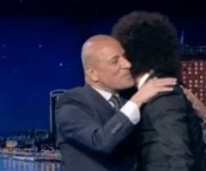 أحمد موسى يعانق أحمد عبد القادر ميدو على الهواء: حمدا لله على السلامة