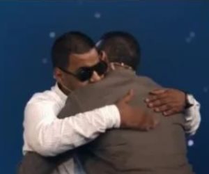 مصطفى حسنى يترك مقعده ليصطحب المتسابق عطية الله خارج ستوديو دولة التلاوة