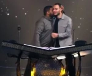 لمسة إنسانية.. متسابق فائز يقبل رأس منافسه المودع لدولة التلاوة