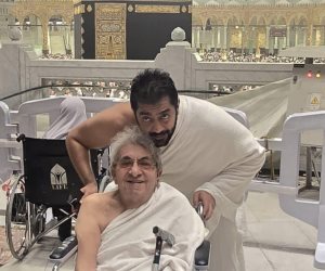 أحمد فلوكس يصطحب والده فاروق فلوكس لأداء مناسك العمرة على كرسى متحرك