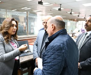 وزيرة التنمية المحلية تقيل رئيس حى النزهة بالقاهرة خلال جولة مفاجئة.. صور