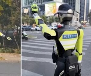 حدث في الصين .. روبوت يعمل بالذكاء الاصطناعى ينظم مرور الشوارع باحدي المدن.. فيديو