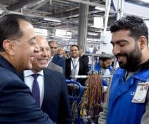 حوار لرئيس الوزراء مع أحد العاملين خلال افتتاح مصنع ليونى مصر العالمية