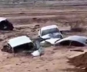 حدث في السعودية .. الأمطار تحتجز سيارات بطرق جدة الرئيسية بعد سيول غزيرة.. فيديو