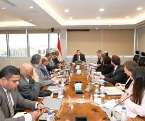 وزير الإسكان يبحث تعزيز التعاون مع بنك الاستثمار الأوروبي