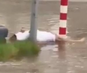 بسبب الأمطار بجدة.. وفاة سعودى صعقا بالكهرباء بعد لمسه عمود إنارة .. فيديو