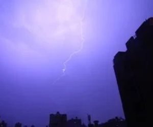 تحذير عاجل من خطورة الشحنات الكهربائية .. كيف يحدث البرق والرعد؟