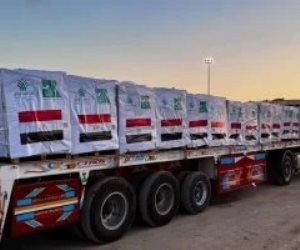 قافلة «زاد العزة» الـ90 تدخل إلى الفلسطينيين بقطاع غزة