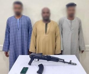 ضبط المتهمين بالاعتداء على سائق وتحطيم سيارته بقنا بدعوى مناصرته أحد المرشحين