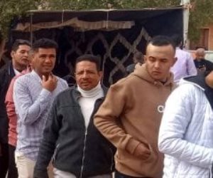 طوابير الناخبين تصطف بطول الشارع أمام لجان انتخابات النواب بالوادي الجديد.. صور