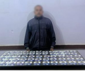 الخدمات الأمنية تضبط شخص بدائرة بدر فى البحيرة يوزع دعاية لمرشح على الناخبين