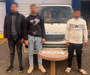ضبط 3 فى حوش عيسى بالبحيرة يستقلون "ميكروباص" ويوزعون أموال على الناخبين لصالح مرشح