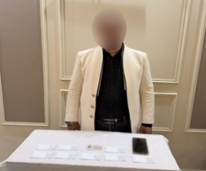 ضبط شخص يوزع دعاية انتخابية لمرشح فى المنيا على الناخبين خلال ترددهم على اللجان