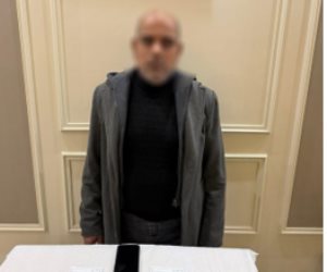 ضبط شخص يوزع دعاية مرشح أمام اللجان الانتخابية بدائرة أبو قرقاص فى المنيا