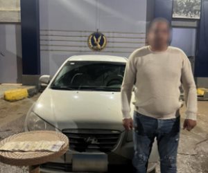 ضبط شخص يتجول بسيارته أمام لجان دائرة حوش عيسى فى البحيرة ويوزع أموال لصالح مرشح