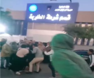 القبض على أنصار مرشح بعد تجمعهم أمام قسم شرطة الخارجة اعتراضا على ضبط شخص لتقديمه رشوة للناخبين