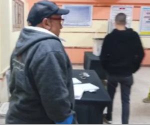 رغم إعاقته.. مسن يتكئ على عكاز ليدلى بصوته فى انتخابات النواب بالوراق.. صور