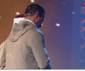 مصطفى حسنى يأخذ بيد المتسابق محمد حسن خارج ستوديو دولة التلاوة