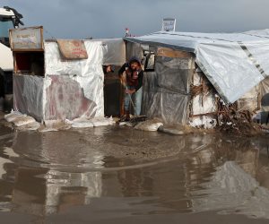 مراسل القاهرة الإخبارية: منخفض جوي يغرق غزة.. تدمير 27 ألف خيمة وتضرر ربع مليون نازح