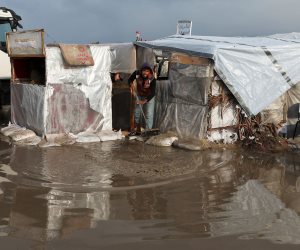 الهلال الأحمر الفلسطيني: جرف 20 ألف خيمة و650 ألف طفل فى دائرة الخطر بغزة