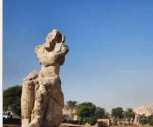 مشهد تاريخي .. تنصيب تماثيل الملك أمنحتب الثالث في معبد ملايين السنين بالبر الغربي