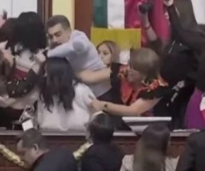 فوضى في البرلمان المكسيكي.. مشاجرة عنيفة بين نائبات تثير جدلا واسعا