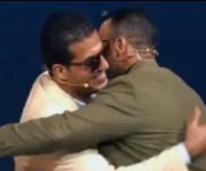 جبر خاطره بحضن وأخذ بيده خارج الاستوديو.. مصطفى حسنى يصطحب متسابق بدولة التلاوة