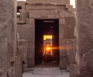 الأقصر تتلألأ في يوم الانقلاب الشتوي.. الشمس تتعامد على مقصورة قدس الأقداس بمعابد الكرنك في مشهد فلكي ومعماري مدهش