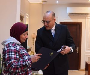 وزير العمل يوفر إعانة مالية وفرصة عمل لسيدة نشرت فيديو للتخلى عن أبنائها