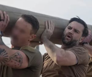 نائب ترامب يخوض تدريبًا شاقًا مع قوات البحرية الخاصة الأمريكية "SEALs"