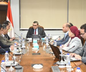 وزير الإسكان يتابع مع "الشركة الوطنية الطرق" ملفات العمل المشترك وأوجه التعاون