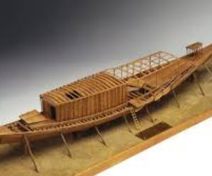 تفاصيل بدء تثبيت أول قطعة من مركب خوفو الثانية بالمتحف الكبير