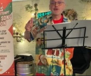 بريطانى يدخل موسوعة جينيس بغنائه أغانى الكريسماس لـ 42 ساعة متواصلة 