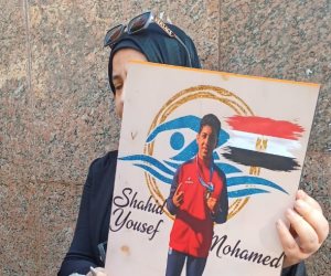 أسرة السباح يوسف ترفع صوره قبل جلسة محاكمة رئيس اتحاد السباحة.. صور